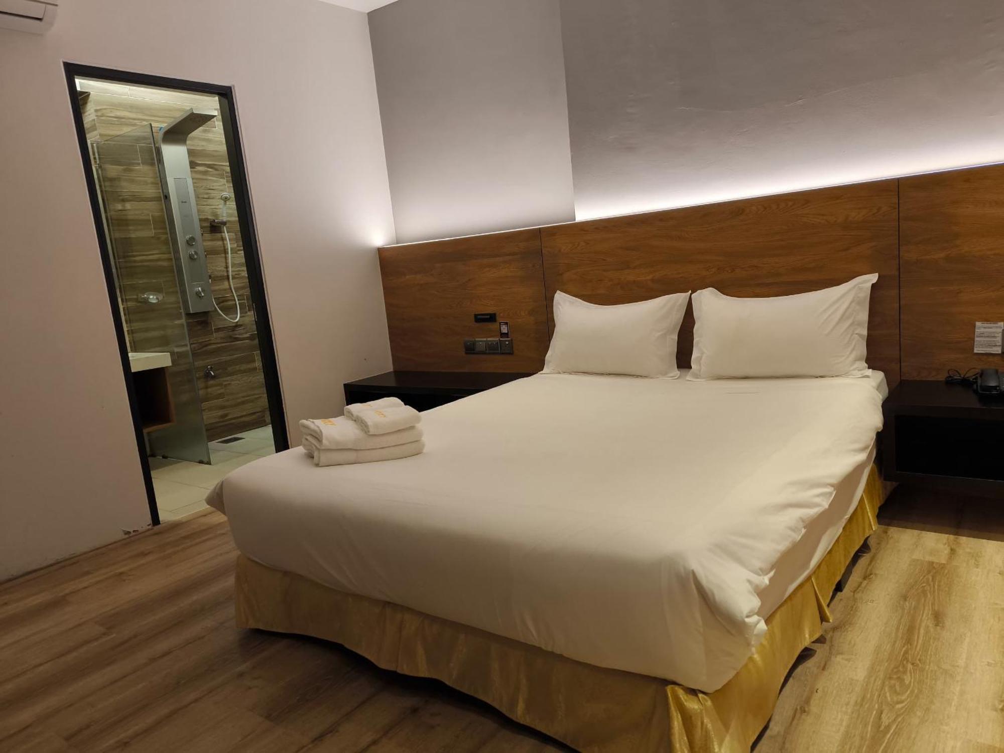 Roxy Hotel Padungan Кучинг Экстерьер фото