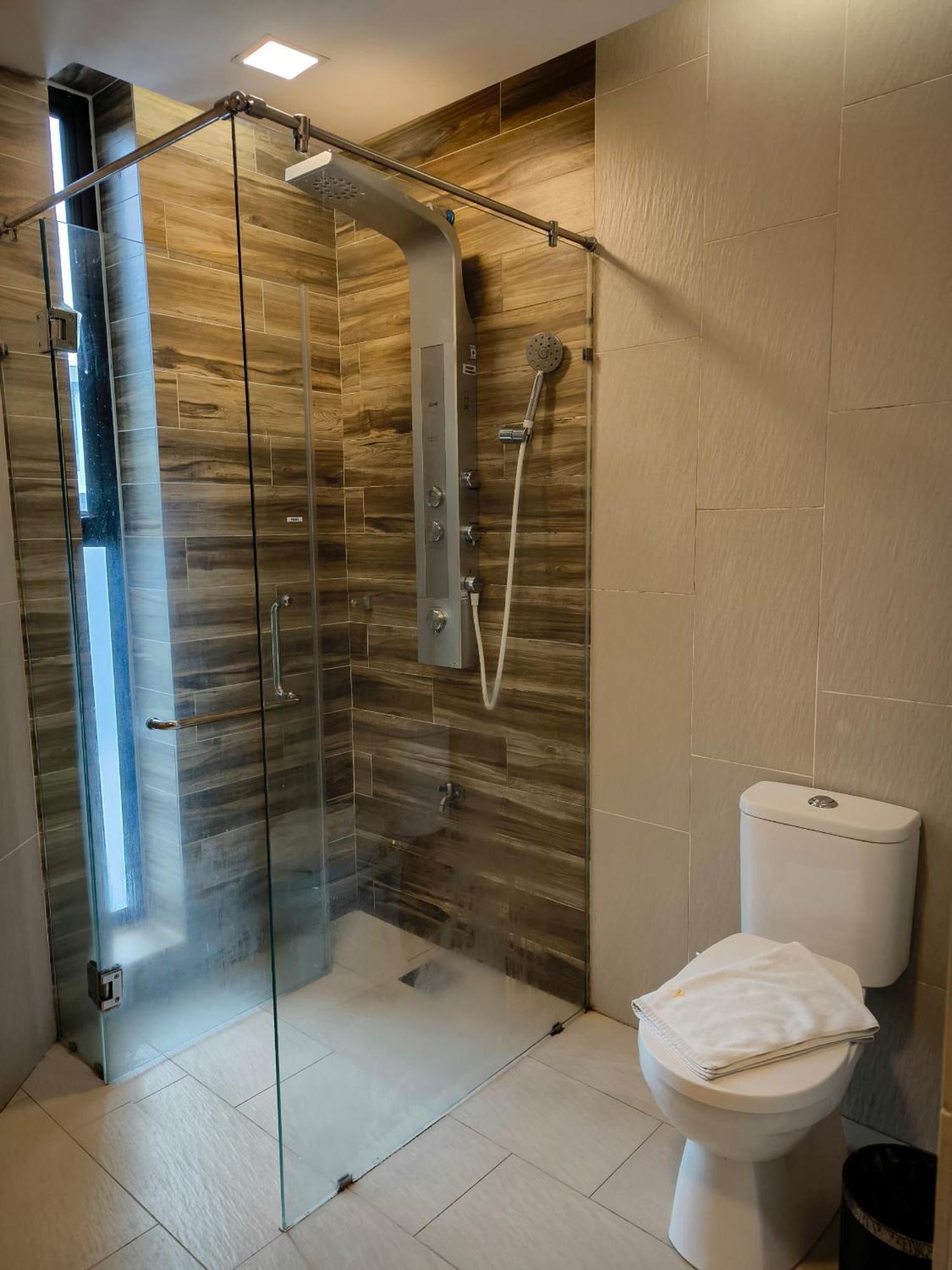 Roxy Hotel Padungan Кучинг Экстерьер фото