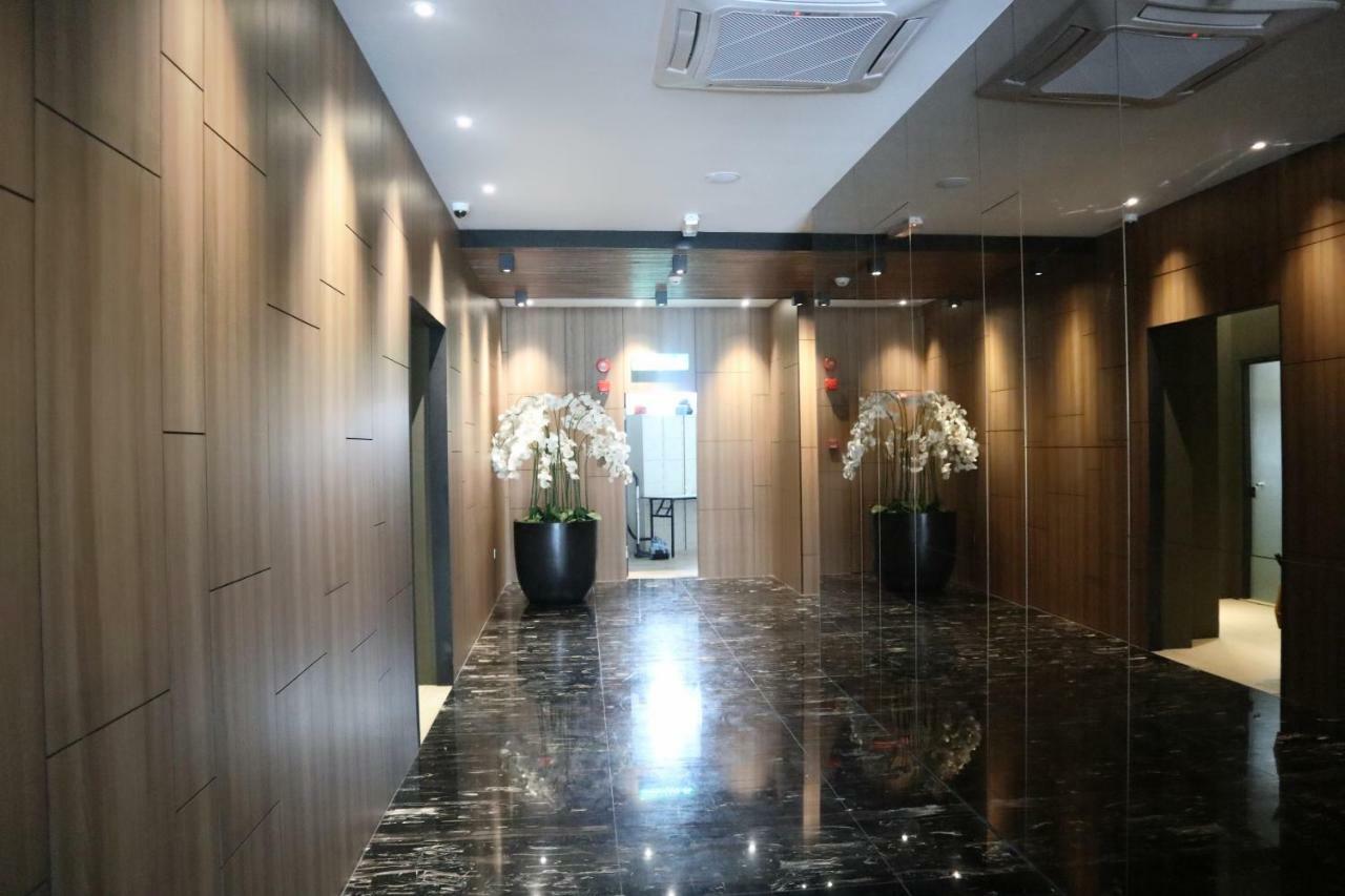 Roxy Hotel Padungan Кучинг Экстерьер фото