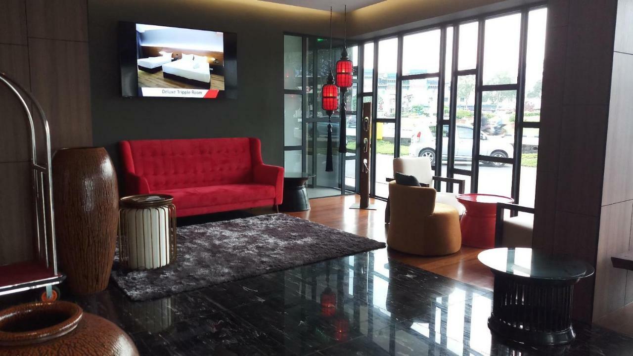 Roxy Hotel Padungan Кучинг Экстерьер фото