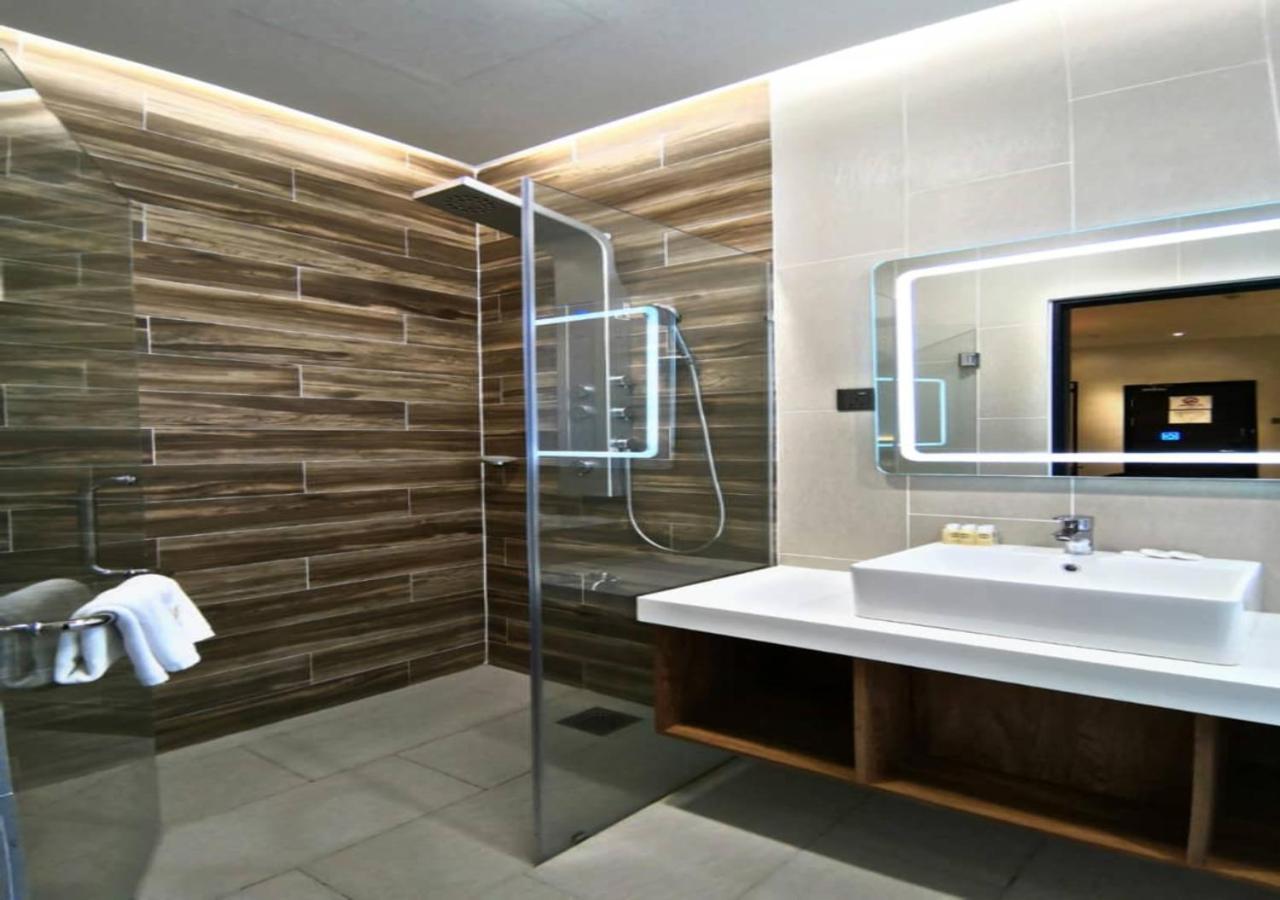 Roxy Hotel Padungan Кучинг Экстерьер фото