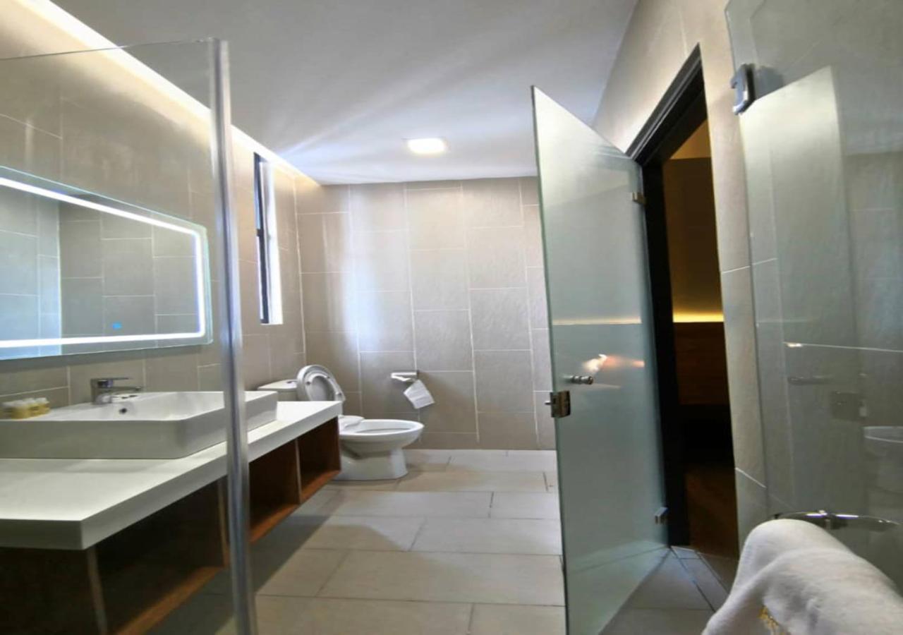 Roxy Hotel Padungan Кучинг Экстерьер фото